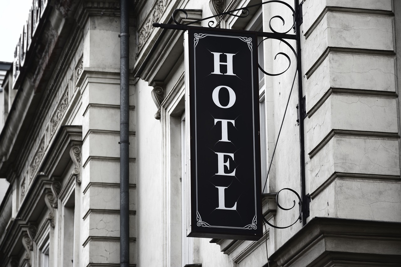 custom-lighted-signage-service classic-hotel-signboard-service